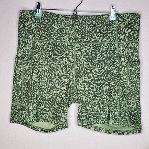 Athleta Ultimate Stash II 7” Pocket Biker Shorts Green Camo Camouflage Size 2XL